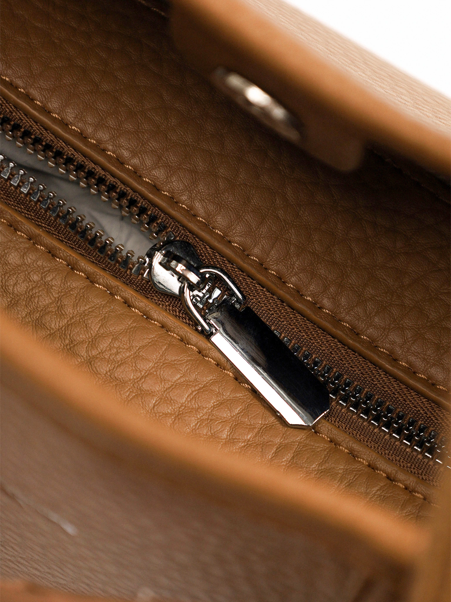 Сумка-тоут со стяжками по бокам и декоративным платком в ассортименте